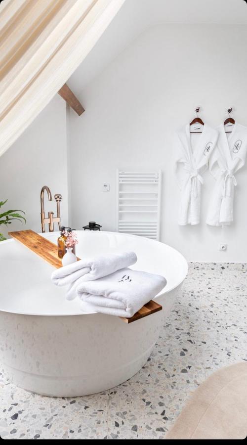 La Grande Maison Lgm Lesches ภายนอก รูปภาพ